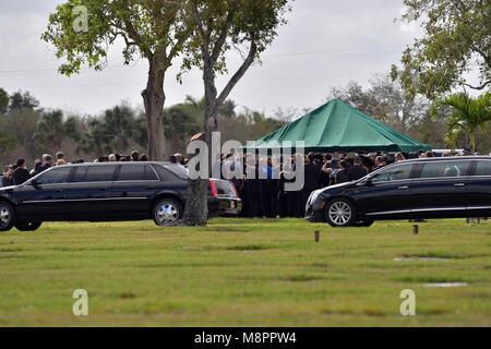 FORT LAUDERDALE, FL - 20. Februar: Peter Wang, 15, der zu den 17 Personen, die von einem bewaffneten Banditen an Marjory Stoneman Douglas High School in einer Parklandschaft getötet wurde, Florida war zu der Klasse der 2025 seinen Traum Schule zugelassen, West Point Academy. Es war eine Trauerfeier für ihn bei Kraeer Bestattungsinstitut und Einäscherung Center und als er gelegt wurde am Bailey Memorial Gardens am 20. Februar, 2018 Personen: Peter Wang Stockfoto