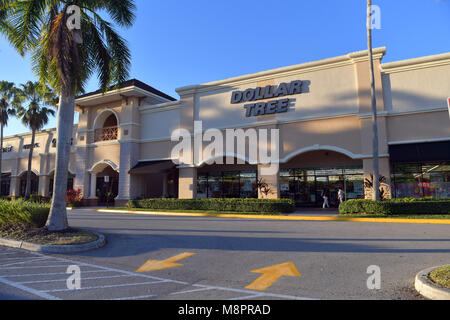 PARKLAND, FL - 16. Februar: Florida School shooting vermuten Nikolas Cruz wurde an einem Dollar Tree store in einem Park, in dem er angeblich 17 Menschen bei einem Angriff auf Marjory Stoneman Douglas High School diese Woche am 16. Februar 2018 in Parkland, Florida Personen: Dollar Tree getötet beschäftigt Stockfoto