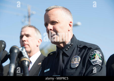 Austin, Texas, Zwischenzeitspolizei Brian Manley und ATF-Chef Fred Milanowski sprechen zu drücken, da Sie am Tatort, wo ein viertes Paket Bombe in drei Wochen Sonntag Nacht auf einem Südwesten Austin am Straßenrand explodierte, verletzten zwei Männer. Die Polizei sagt, eine mögliche "Stolperdraht" verwendet wurde, um das Gerät zu zünden. Stockfoto