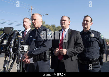 Austin, Texas, Zwischenzeitspolizei Brian Manley, FBI Special Agent Christopher Kämme (r) und ATF-Chef Fred Milanowski sprechen zu drücken, da Sie am Tatort, wo ein viertes Paket Bombe in drei Wochen Sonntag Nacht auf einem Südwesten Austin am Straßenrand explodierte, verletzten zwei Männer. Die Polizei sagt, eine mögliche "Stolperdraht" verwendet wurde, um das Gerät zu zünden. Stockfoto