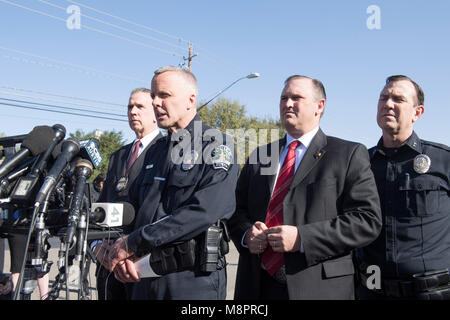 Austin, Texas, Zwischenzeitspolizei Brian Manley, FBI Special Agent Christopher Kämme (r) und ATF-Chef Fred Milanowski sprechen zu drücken, da Sie am Tatort, wo ein viertes Paket Bombe in drei Wochen Sonntag Nacht auf einem Südwesten Austin am Straßenrand explodierte, verletzten zwei Männer. Die Polizei sagt, eine mögliche "Stolperdraht" verwendet wurde, um das Gerät zu zünden. Stockfoto