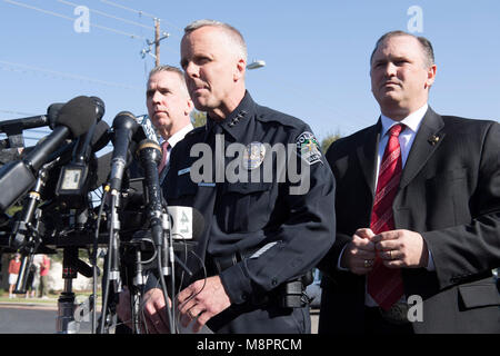 Austin, Texas, Zwischenzeitspolizei Brian Manley, FBI Special Agent Christopher Kämme (r) und ATF-Chef Fred Milanowski sprechen zu drücken, da Sie am Tatort, wo ein viertes Paket Bombe in drei Wochen Sonntag Nacht auf einem Südwesten Austin am Straßenrand explodierte, verletzten zwei Männer. Die Polizei sagt, eine mögliche "Stolperdraht" verwendet wurde, um das Gerät zu zünden. Stockfoto