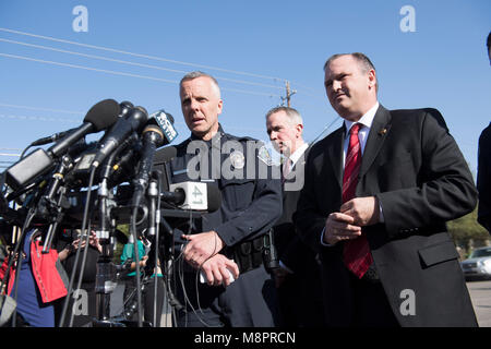 Austin, Texas, Zwischenzeitspolizei Brian Manley, FBI Special Agent Christopher Kämme (r) und ATF-Chef Fred Milanowski sprechen zu drücken, da Sie am Tatort, wo ein viertes Paket Bombe in drei Wochen Sonntag Nacht auf einem Südwesten Austin am Straßenrand explodierte, verletzten zwei Männer. Die Polizei sagt, eine mögliche "Stolperdraht" verwendet wurde, um das Gerät zu zünden. Stockfoto