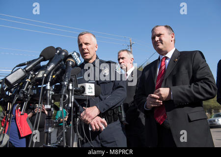 Austin, Texas, Zwischenzeitspolizei Brian Manley, FBI Special Agent Christopher Kämme (r) und ATF-Chef Fred Milanowski sprechen zu drücken, da Sie am Tatort, wo ein viertes Paket Bombe in drei Wochen Sonntag Nacht auf einem Südwesten Austin am Straßenrand explodierte, verletzten zwei Männer. Die Polizei sagt, eine mögliche "Stolperdraht" verwendet wurde, um das Gerät zu zünden. Stockfoto