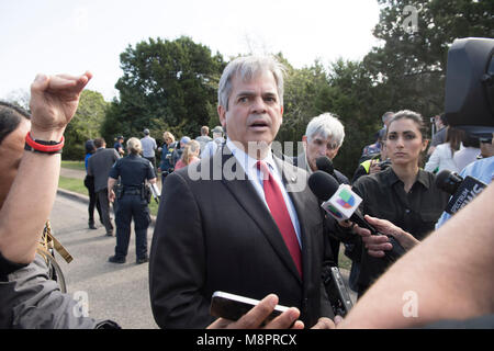 Austin Bürgermeister Steve Adler spricht wie Polizei, ATF und FBI ein viertes Paket Bombe Szene arbeiten in drei Wochen, die Sonntag Nacht auf einem Südwesten Austin verletzten zwei Menschen am Straßenrand explodierte. Die Polizei sagt, eine mögliche "Stolperdraht" verwendet wurde, um das Gerät zu zünden. Stockfoto