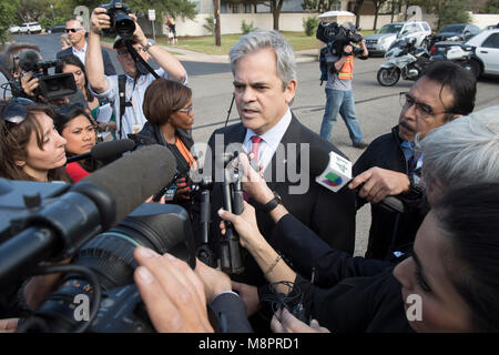 Austin Bürgermeister Steve Adler spricht wie Polizei, ATF und FBI ein viertes Paket Bombe Szene arbeiten in drei Wochen, die Sonntag Nacht auf einem Südwesten Austin verletzten zwei Menschen am Straßenrand explodierte. Die Polizei sagt, eine mögliche "Stolperdraht" verwendet wurde, um das Gerät zu zünden. Stockfoto