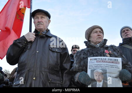 Moskau, Russische Föderation. 19 Mär, 2018. Eine elederly Frau hält eine Ausgabe der Sovetskaya Rossiya Zeitung mit Pavel Grudinin auf der Vorderseite bei einer Rallye nach der russischen Präsidentschaftswahl 2018 in Suvorovskaya Square, Moskau, Russland, am Montag, 19. März 2018 von der linken vorderen Bewegung organisiert. Credit: Mailand Syrucek/CTK Photo/Alamy leben Nachrichten Stockfoto