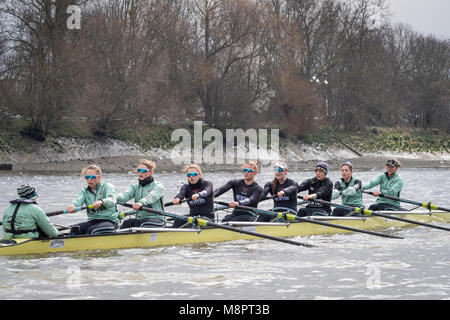 In Putney, London, UK. 19. März 2018. Boat Race Praxis Outing. Als Vorbereitung für die Cancer Research UK Regatten am 24. März 2018, Cambridge University Women's Yacht Club Blue Crew Frost während einer Praxis Outing auf dem Das Boat Race Tideway Kurs mutig. Trainer Rob Baker folgt die Crew Liste: - CUWBC Blau Crew). Bug: Tricia Smith, 2) Imogen gewähren, 3) Kelsey Barolak, 4) Thea Zabell, 5) Paula Wesselmann, 6) Alice White, 7) Myriam Goudet-Boukhatmi, Schlaganfall: Olivia Coffey, Cox: Sophie Shapter. Credit: Duncan Grove/Alamy leben Nachrichten Stockfoto