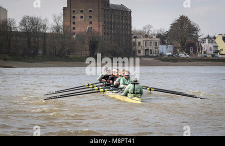 In Putney, London, UK. 19. März 2018. Boat Race Praxis Outing. Als Vorbereitung für die Cancer Research UK Regatten am 24. März 2018, Cambridge University Women's Yacht Club Blue Crew Frost während einer Praxis Outing auf dem Das Boat Race Tideway Kurs mutig. Trainer Rob Baker folgt die Crew Liste: - CUWBC Blau Crew). Bug: Tricia Smith, 2) Imogen gewähren, 3) Kelsey Barolak, 4) Thea Zabell, 5) Paula Wesselmann, 6) Alice White, 7) Myriam Goudet-Boukhatmi, Schlaganfall: Olivia Coffey, Cox: Sophie Shapter. Credit: Duncan Grove/Alamy leben Nachrichten Stockfoto