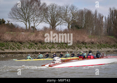 In Putney, London, UK. 19. März 2018. Boat Race Praxis Outing. Als Vorbereitung für die Cancer Research UK Regatten am 24. März 2018, Cambridge University Women's Yacht Club Blue Crew Frost während einer Praxis Outing auf dem Das Boat Race Tideway Kurs mutig. Trainer Rob Baker folgt die Crew Liste: - CUWBC Blau Crew). Bug: Tricia Smith, 2) Imogen gewähren, 3) Kelsey Barolak, 4) Thea Zabell, 5) Paula Wesselmann, 6) Alice White, 7) Myriam Goudet-Boukhatmi, Schlaganfall: Olivia Coffey, Cox: Sophie Shapter. Credit: Duncan Grove/Alamy leben Nachrichten Stockfoto