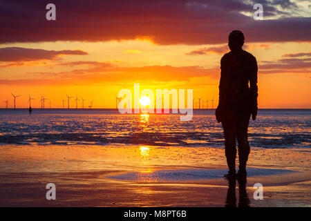 Sonnenuntergang in Crosby, Merseyside. 19. März 2018. UK Wetter. Nach einem schönen Frühling wie Tag Sonnenschein und blauer Himmel, einen atemberaubenden Sonnenuntergang Silhouetten eine der Skulpturen des berühmten "Iron Man" durch renommierte Künstler Sir Anthony Gormley am Crosby Beach in Merseyside. Credit: cernan Elias/Alamy leben Nachrichten Stockfoto