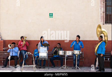 San Miguel de Allende, Mexiko. 19. März, 2018. Eine mexikanische Band spielt außerhalb des Oratorio de San Felipe Neri Kirche zu Ehren des heiligen Joseph's Day März 19, 2018 in San Miguel de Allende, Mexiko. Saint Joseph ist ein Schutzpatron San Miguel betrachtet und wird in der Stadt durch die Arbeitnehmer einschließlich Musiker gefeiert. Credit: Planetpix/Alamy leben Nachrichten Stockfoto