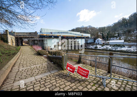 Ironbridge, Shropshire, England, UK. 19. März, 2018. Abraham Darby III weltweit ältesten single-span gusseisernen Brücke an Ironbridge in Shropshire in Gerüst abgedeckt und Folien für eine mehrere Millionen Pfund saniert. Ironbridge, Shropshire, Großbritannien. Alan Beastall/Alamy Leben Nachrichten. Stockfoto