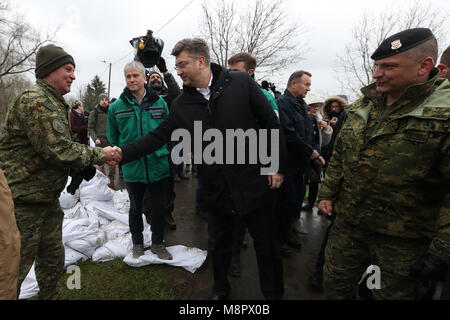 Jasenovac, Kroatien. 19 Mär, 2018. Der kroatische Premierminister Andrej Plenkovic (C) Besuche von Überschwemmungen betroffenen Gebieten in Jasenovac, Kroatien, am 19. März 2018. Teilen Kroatiens kämpfte mit Hochwasser durch Niederschlag und Schneeschmelze als Aufzeichnung - hohe Wasserstand des Flusses Sava war in der Nähe von Jasenovac gemessen. Credit: Robert Anic/Xinhua/Alamy leben Nachrichten Stockfoto