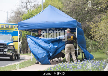 ATF und FBI-Agenten eine mobile Checkpoint in einem Feld von Texas bluebonnets in der Nähe der Ein Paket Bombe Explosion in einem Austin Nachbarschaft, die vierte Explosion in drei Wochen in Austin. Stockfoto