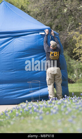 ATF und FBI-Agenten eine mobile Checkpoint in einem Feld von Texas bluebonnets in der Nähe der Ein Paket Bombe Explosion in einem Austin Nachbarschaft, die vierte Explosion in drei Wochen in Austin. Stockfoto