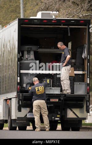 FBI-Agenten arbeiten in den Nachmittag als viertes Paket Bombe auf einer Südwesten Austin verletzten zwei Menschen am Straßenrand explodierte. Stockfoto