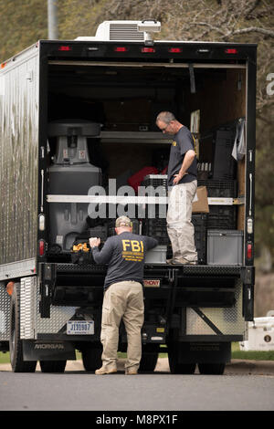 FBI-Agenten arbeiten in den Nachmittag als viertes Paket Bombe auf einer Südwesten Austin verletzten zwei Menschen am Straßenrand explodierte. Stockfoto