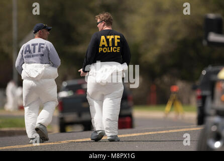 ATF und FBI-Agenten arbeiten in den Nachmittag als viertes Paket Bombe auf einer Südwesten Austin verletzten zwei Menschen am Straßenrand explodierte. Stockfoto