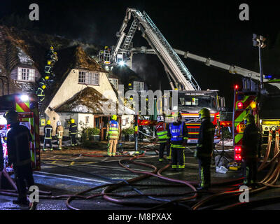 Ampfield, Hampshire, UK. 19. März, 2018. England. Dach Stroh in Brand auf der Potters Heron Hotel in der Nähe von Romsey Hampshire. General Patton war dort während der D-Day Landungen. Sie verfügen über eine der größten Strohdächer in Hampshire. Credit: Rockymiles/Alamy leben Nachrichten Stockfoto