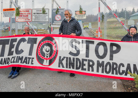 David Suzuki trotzt einstweilige Verfügung und steht mit Anti-Pipeline Demonstranten Eingang Kinder Morgan Pipeline Terminal, Burnaby, British Columbia, Kanada. Stockfoto