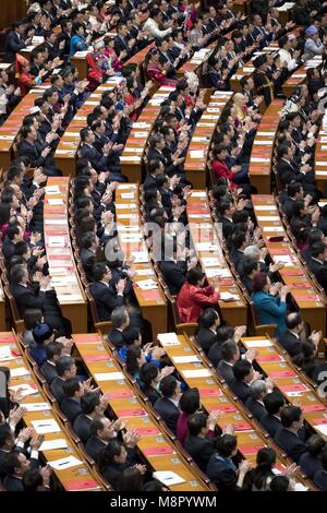 Peking, China. 20 Mär, 2018. Die erste Sitzung des 13. Nationalen Volkskongress (NVK) hält seine zum Abschluss der Großen Halle des Volkes in Peking, der Hauptstadt von China, 20. März 2018. Credit: Wang Ye/Xinhua/Alamy leben Nachrichten Stockfoto