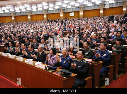 Peking, China. 20 Mär, 2018. Die erste Sitzung des 13. Nationalen Volkskongress (NVK) hält seine zum Abschluss der Großen Halle des Volkes in Peking, der Hauptstadt von China, 20. März 2018. Credit: Liu Weibing/Xinhua/Alamy leben Nachrichten Stockfoto