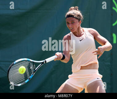 Key Biscayne, Florida, USA. 19 Mär, 2018. Sara Errani aus Italien spielt eine Vorhand gegen Tereza Martincova aus der Tschechischen Republik in einer Qualifikationsrunde am 2018 Miami öffnen, indem Itaú Professional Tennis Turnier präsentiert, die bei der crandon Park Tennis Center in Key Biscayne, Florida, USA gespielt. Mario Houben/CSM/Alamy leben Nachrichten Stockfoto