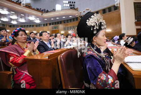 Peking, China. 20 Mär, 2018. Die erste Sitzung des 13. Nationalen Volkskongress (NVK) hält seine zum Abschluss der Großen Halle des Volkes in Peking, der Hauptstadt von China, 20. März 2018. Credit: Liu Weibing/Xinhua/Alamy leben Nachrichten Stockfoto