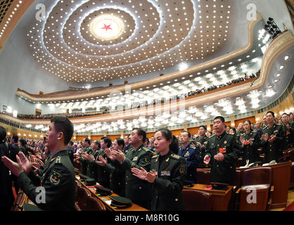 Peking, China. 20 Mär, 2018. Die erste Sitzung des 13. Nationalen Volkskongress (NVK) hält seine zum Abschluss der Großen Halle des Volkes in Peking, der Hauptstadt von China, 20. März 2018. Credit: Li Gang/Xinhua/Alamy leben Nachrichten Stockfoto