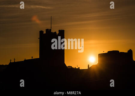 Aberystwyth Wales UK, Dienstag, 20. März 2018 Deutschland Wetter: Die Sonne herrlich über St. Michael Kirche und das Schloss am Frühlingspunkt morgen in Aberystwyth an der Westküste von Wales. Mit dem Tag und Nacht gleich lang, die Frühlings-tagundnachtgleiche Heute startet "astronomische Frühling" Foto: Keith Morris/Alamy leben Nachrichten Stockfoto