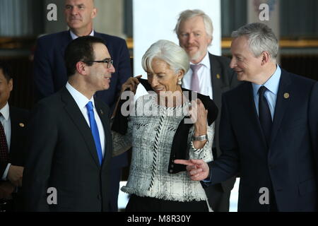 Buenos Aires, Argentinien, vom 19. März 2018, Argentinien, Buenos Aires: US-Treasury Steven Mnuchin (L-R), Chef des Internationalen Währungsfonds (IWF) Christine Lagarde, die französische Finanzministerin Bruno Le Maire, im Gespräch während der Gruppe Foto auf dem G20-Gipfel. Foto: Sebastian Pani/dpa Quelle: dpa Picture alliance/Alamy leben Nachrichten Stockfoto