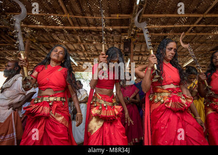 Kodungallur, Indien. 19 Mar 2018. Devotees in Trance tanzen zur Devine chantings. Credit: ravikanth Kurma/Alamy leben Nachrichten Stockfoto