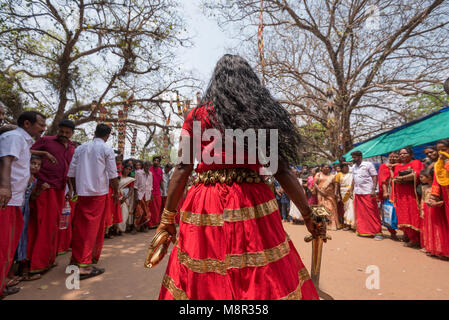 Kodungallur, Indien. 19 Mar 2018. Bevor man in Trance. Credit: ravikanth Kurma/Alamy leben Nachrichten Stockfoto