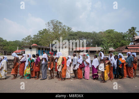 Kodungallur, Indien. 19 Mar 2018. Devotees warten in der langen Schlange in den Tempel zu gehen. Credit: ravikanth Kurma/Alamy leben Nachrichten Stockfoto