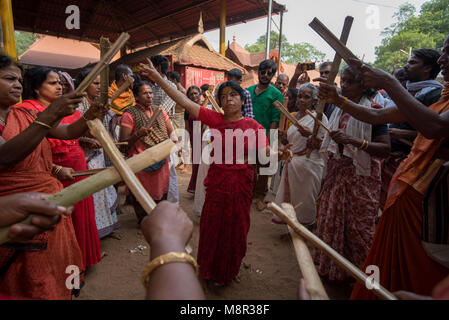 Kodungallur, Indien. 19 Mar 2018. Anhänger singen und tanzen, um das Gerät zu Musik. Credit: ravikanth Kurma/Alamy leben Nachrichten Stockfoto