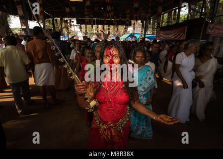 Kodungallur, Indien. 19 Mar 2018. Ein Anhänger nach intensiven Leistung in Trance. Credit: ravikanth Kurma/Alamy leben Nachrichten Stockfoto