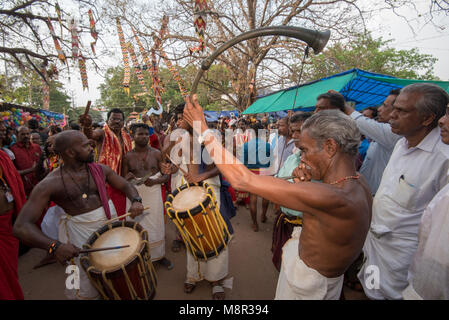 Kodungallur, Indien. 19 Mar 2018. Anhänger Anreisen mit Schlagzeuger und Musik. Credit: ravikanth Kurma/Alamy leben Nachrichten Stockfoto