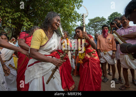 Kodungallur, Indien. 19 Mar 2018. Tanzen und Singen die Andachten Melodien. Credit: ravikanth Kurma/Alamy leben Nachrichten Stockfoto