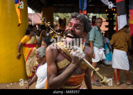 Kodungallur, Indien. 19 Mar 2018. Ein Devotee während der Trance. Credit: ravikanth Kurma/Alamy leben Nachrichten Stockfoto