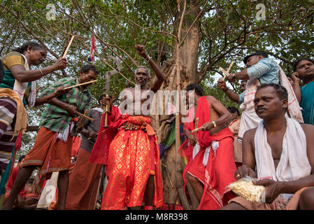 Kodungallur, Indien. 19 Mar 2018. Anhänger singen und tanzen, um die göttliche Musik. Credit: ravikanth Kurma/Alamy leben Nachrichten Stockfoto