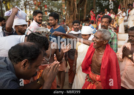 Kodungallur, Indien. 19 Mar 2018. Segen die Devotees, der gekommen ist, den Tempel zu besuchen. Credit: ravikanth Kurma/Alamy leben Nachrichten Stockfoto