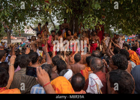 Kodungallur, Indien. 19 Mar 2018. Tanzen und Singen die Andachten Melodien. Credit: ravikanth Kurma/Alamy leben Nachrichten Stockfoto