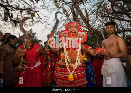 Kodungallur, Indien. 19 Mar 2018. Devotees gekleidet bis zu den Tempel ankommen, ihre Gebete zu bieten. Credit: ravikanth Kurma/Alamy leben Nachrichten Stockfoto