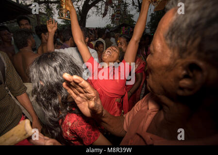 Kodungallur, Indien. 19 Mar 2018. Ein Anhänger in Trance. Credit: ravikanth Kurma/Alamy leben Nachrichten Stockfoto