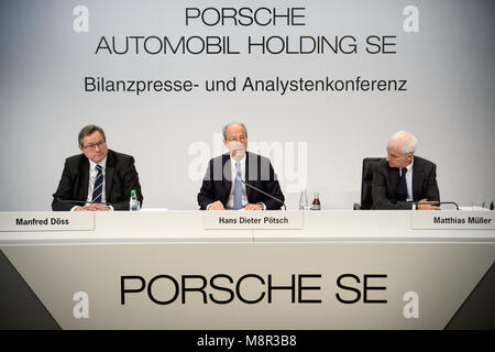 Stuttgart, Deutschland. 20 März 2018, Manfred Doess (L-R), Vorstand der Porsche SE, Hans Dieter Pötsch, Vorsitzender des Vorstands der Porsche SE, und Matthias Müller, Vorstandsvorsitzender der Volkswagen AG, während der Bilanzpressekonferenz der Porsche SE. Foto: Marijan Murat/dpa Quelle: dpa Picture alliance/Alamy leben Nachrichten Stockfoto