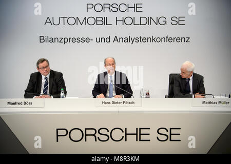 20 März 2018, Deutschland, Stuttgart: Manfred Doess (L-R), Vorstand der Porsche SE; Hans Dieter Pötsch, Vorsitzender des Vorstands der Porsche SE; und Matthias Müller, Vorstandsvorsitzender der Volkswagen AG, während der Bilanzpressekonferenz der Porsche SE. Foto: Marijan Murat/dpa Quelle: dpa Picture alliance/Alamy leben Nachrichten Stockfoto