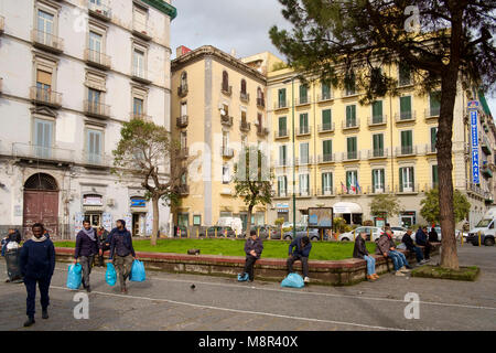 Männer Whiling am Nachmittag auf einem Platz in einem zentralen Platz, Piazza Principe Umberto, in Neapel Stockfoto
