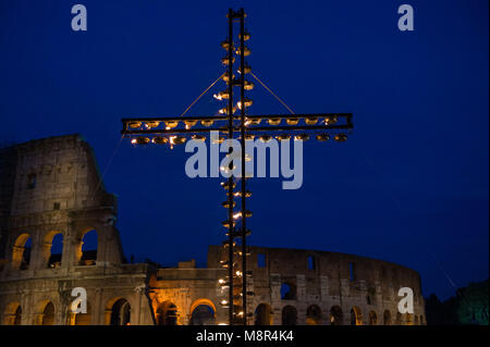 Rom. Kreuzweg am Kolosseum, Teil der Feierlichkeiten des Ostern Karwoche. Italien. Stockfoto