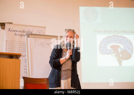 Bhadrena Tschumi Gemin, Gründer und Koordinator der ICSB Rede auf der 3. Konferenz der Craniosacral Therapie in Parague, Tschechische Republik, 10. März 2018 Stockfoto